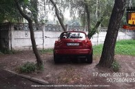 У Луцьку на Коновальця автомобілями понищили газони (фото)